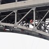 副手和无人机检查标志性166岁的Britannia桥